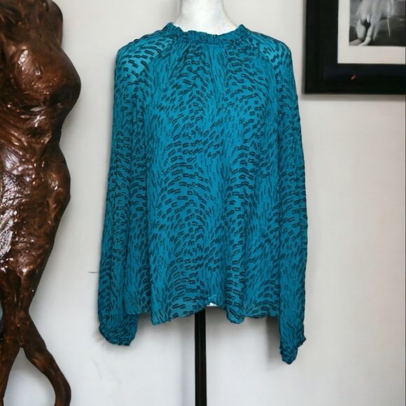 Lilly Pulitzer Caline Teal Bay Silk Swirl Clip Glitter
Color Teal Bay Glitter - Picture 5 of 12